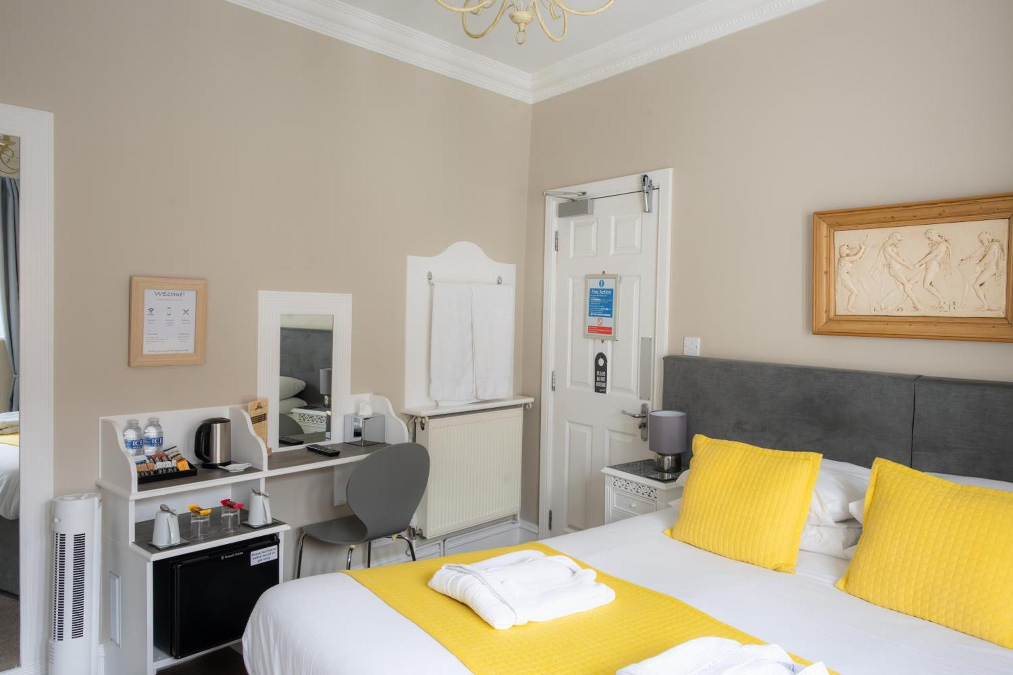 The Courtyard Guest House Great Yarmouth Exterior photo