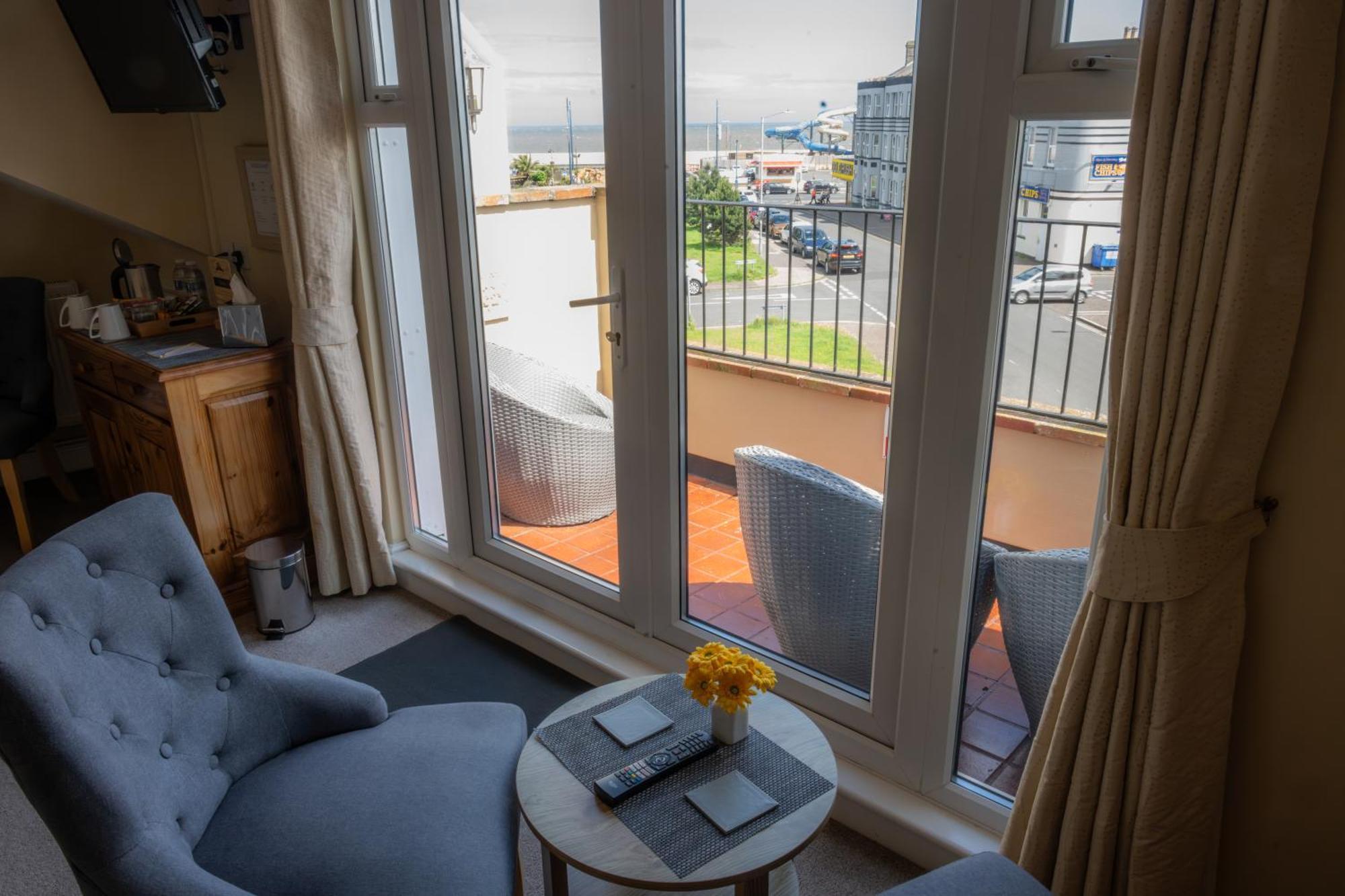 The Courtyard Guest House Great Yarmouth Exterior photo